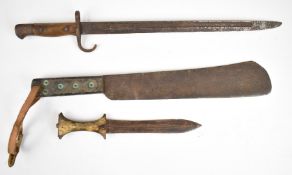 British 1907 pattern bayonet with hooked quillon and 41cm blade, British WW2 era machete with 33cm