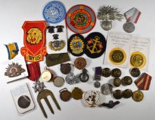 Small collection of cloth and metal military badges and commemorative coins / medals including