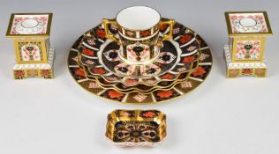 Royal Crown Derby 1128 pattern porcelain comprising three shaped plates, cabinet plate, pair of