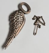WW2 observer's brooch inscribed 'For Mother' P.E. 1941 S. A, also stamped silver and A.F. Co.