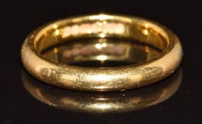 A 22ct gold wedding band / ring, 5.5g, size L/M