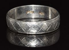 A platinum wedding band / ring with engraved X decoration, 5.3g, size S
