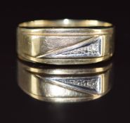 A 9ct bi-coloured gold ring set with a diamonds, 2.8g, size T