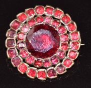 An early Victorian circular brooch set with foiled garnets, 5g, 2.2cm