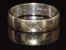 An 18ct gold wedding band / ring, 7.4g, size X