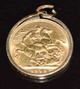 A 1909 gold full sovereign in 9ct gold pendant mount, 9.1g