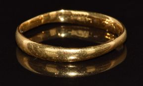A 22ct gold wedding band / ring, 2.1g, size M