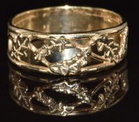 A 9ct gold ring with oak leaf decoration, 4.1g, size U