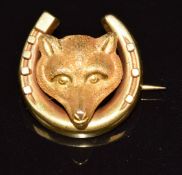 A 15ct gold Edwardian brooch in the form of a horseshoe and fox, 4.2g, 2cm