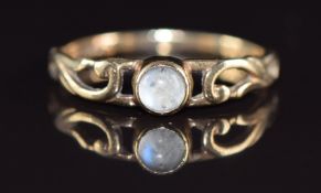 A 9ct gold ring set with a moonstone, 1.1g, size M