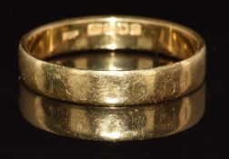 An 18ct gold wedding band / ring, 2.6g, size M