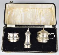 Cased hallmarked silver three piece cruet set with blue liners, Birmingham 1948/9, maker W I