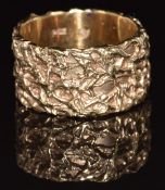 A 9ct gold ring/ band with textured decoration, 9g, size N