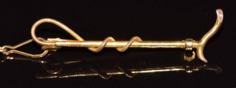 A c1920 9ct gold brooch in the form of a riding crop, 2.2g, 4cm