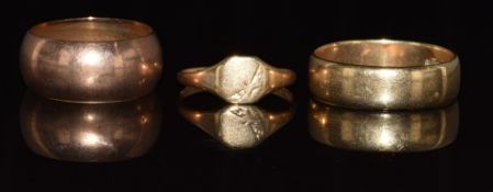 A 9ct rose gold wedding band / ring, 9ct gold wedding band / ring and a 9ct gold signet ring, 9.