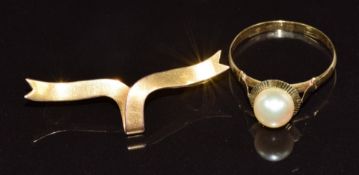 A 9ct gold brooch (1.9g) and a yellow metal ring set with a pearl (1.9g, size Q)