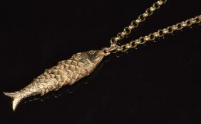 A 9ct gold necklace made up of circular links (62cm) and a 9ct gold articulated fish pendant (4.