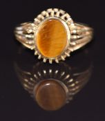 A 9ct gold ring set with tiger's eye, 3.2g, size N