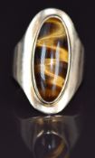 A 9ct gold ring set with tiger's eye, 8.5g, size O