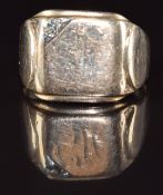 A 10k gold signet ring set with a diamond, 8.8g, size T