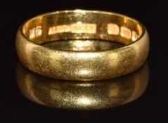 A 22ct gold wedding band / ring, 6.1g, size O