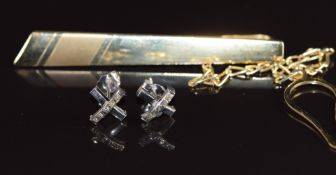 A yellow metal tie clip marked 888, 7.3g, 5.5cm and a pair of 14k gold earrings, 0.4g