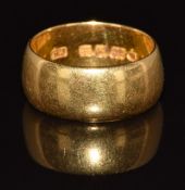 A 22ct gold wedding band / ring, 7.7g, size I
