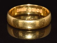 A 22ct gold wedding band / ring, 4.8g, size M