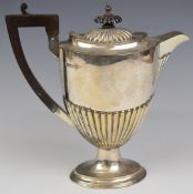 Walker & Hall Edward VII hallmarked silver hot water jug with reeded lower body and ebonised handle,
