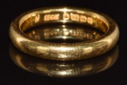 A 22ct gold wedding band / ring, 7.1g, size L