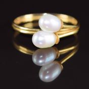 A 14k gold ring set with two freshwater pearls, 2g, size O