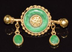 Chinese 20k gold brooch set with jadeite by Wang Hing, 5.3g, 3.5cm