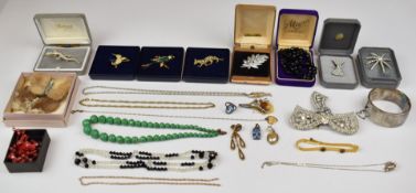 A collection of jewellery including brooches, section of 9ct gold signet ring (3.5g), 9ct gold