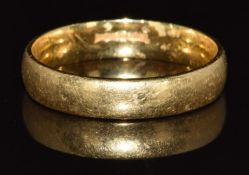 An 18ct gold wedding band / ring, 5.8g, size U