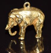 A 9ct gold elephant charm / pendant, 6.7g, 1.6cm