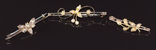 Three Edwardian 9ct gold brooches set with seed pearls, 3.8g