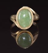 A 9k gold ring set with jadeite cabochon, 2.8g, size M