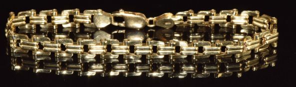 An 18ct gold bracelet, 10.1g, 19cm long
