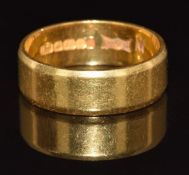 A 22ct gold wedding band / ring, 5.8g, size L
