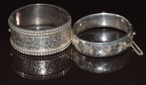 Edwardian silver bangle with engraved foliate decoration (Birmingham 1902) and another silver