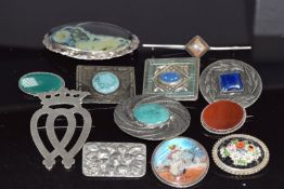 A collection of silver brooches including Scottish Luckenbooth (6.6 x 5cm), butterfly wing and agate
