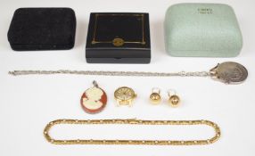A collection of jewellery including 1896 silver dollar pendant, silver gilt necklace, 14k gold
