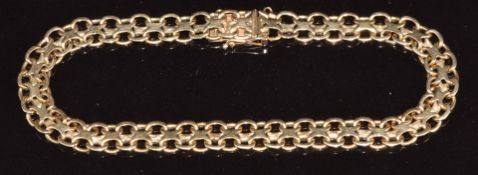 An 18k gold bracelet made up of oval links, 11.7g, 19cm
