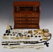 A collection of jewellery including 14k gold pendant / brooch set with pearls and diamonds (7.7g),