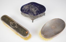 Edward VII hallmarked silver dressing table casket with pin cushion lid, Chester 1907, maker