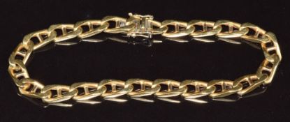 An 18ct gold curb link bracelet made up of mariner's links, 21.5g, 18cm long