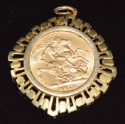 A 1913 gold full sovereign in 9ct gold mount, 12.7g