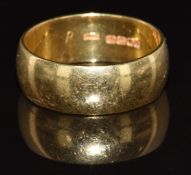 An 18ct gold wedding band / ring, 7.3g, size O/P