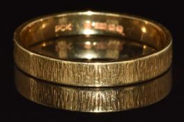 An 18ct gold wedding band / ring with ridged decoration, 3.3g, size R