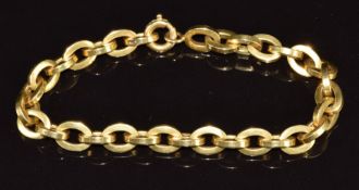 An 18ct gold bracelet made up of oval links, 9.9g, 16cm